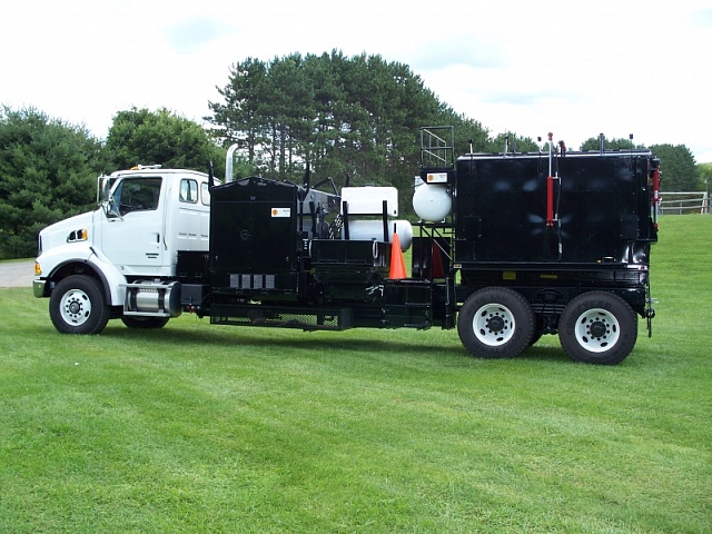 Термос-бункер для горячего асфальта на базе грузовика RC8-T - 8 тонн для горячего асфальта